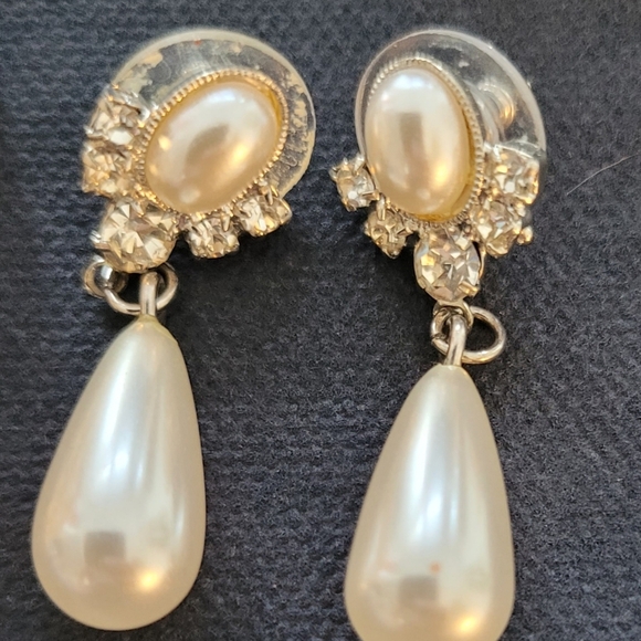 Pearl bracelet and earings faux set. - Picture 2 of 3